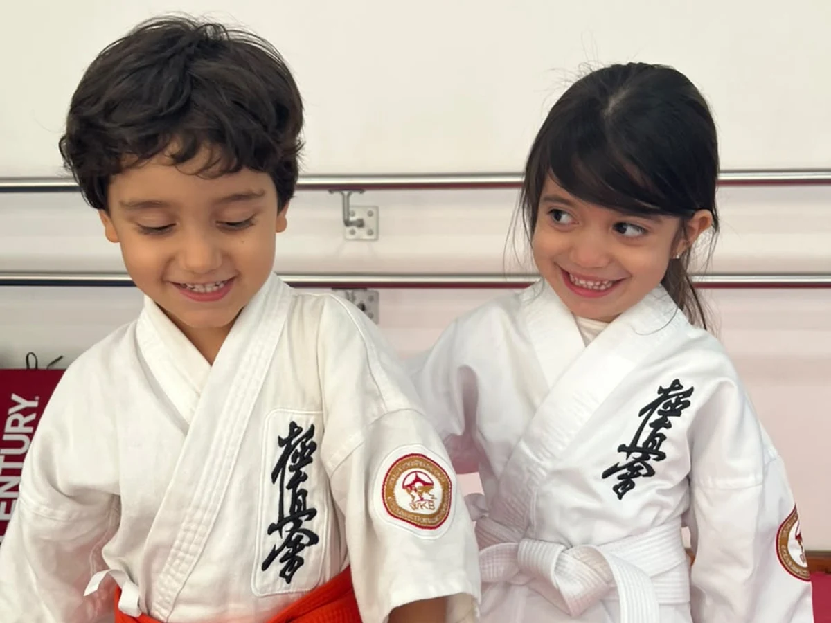 Dos niños pequeños con uniformes de karate en Okami Dojo